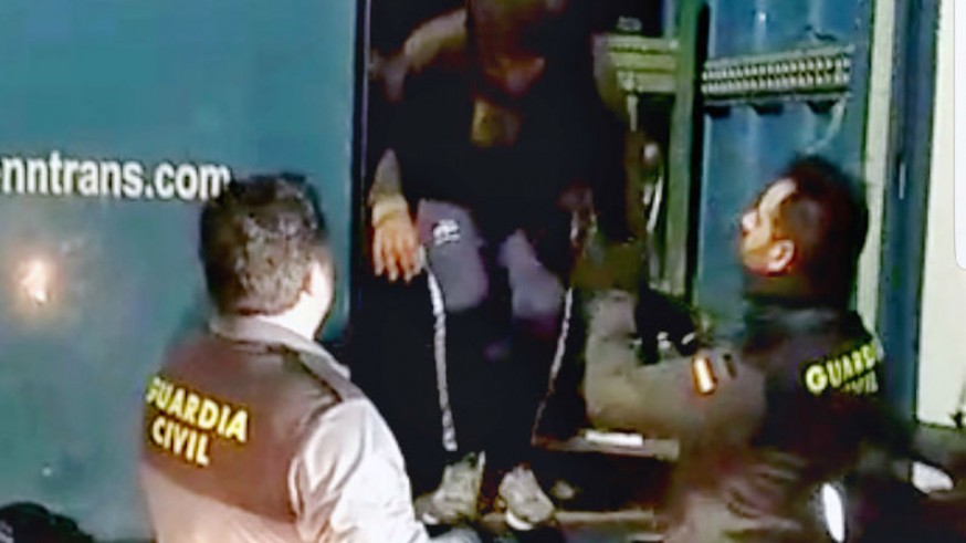 Uno de los inmigrantes que permanecía escondido en el camión