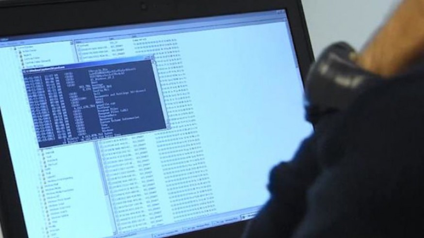 usuario mirando un ordenador afectado por un virus