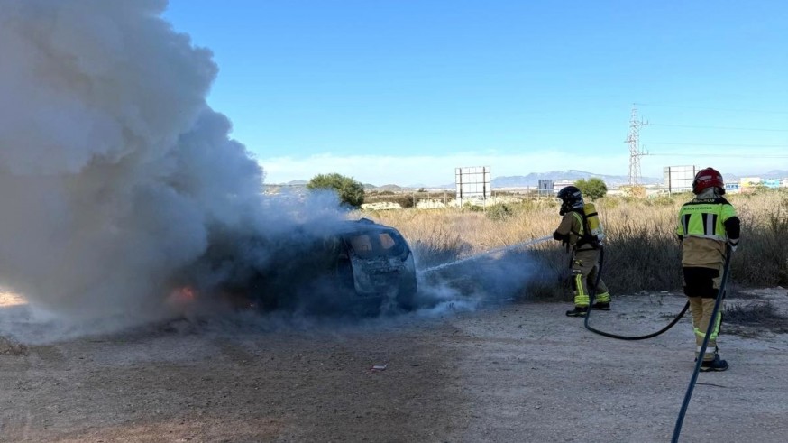 Encuentran un cadáver en el interior de un coche incendiado en Mazarrón 