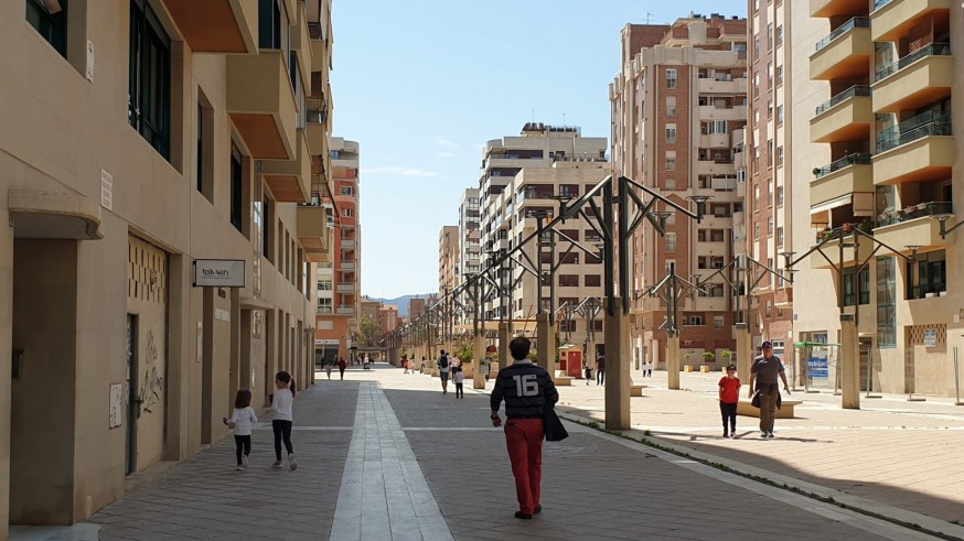 Padres paseando con sus hijos, el domingo, en Murcia. ORM