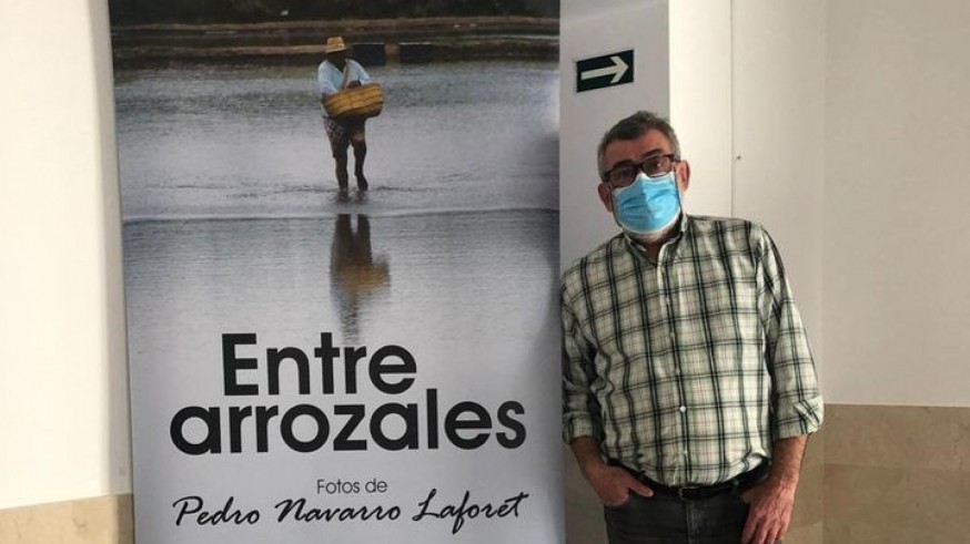 Pedro Navarro junto al cartel anunciador de su exposición