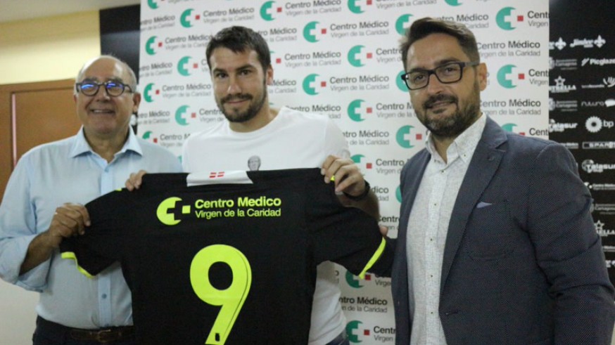 Dani Abalo posando con la camiseta del Cartagena junto con Paco Belmonte (foto: FC Cartagena)