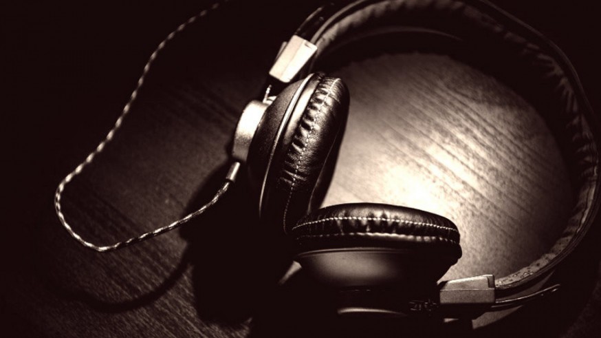 Auriculares sobre mesa
