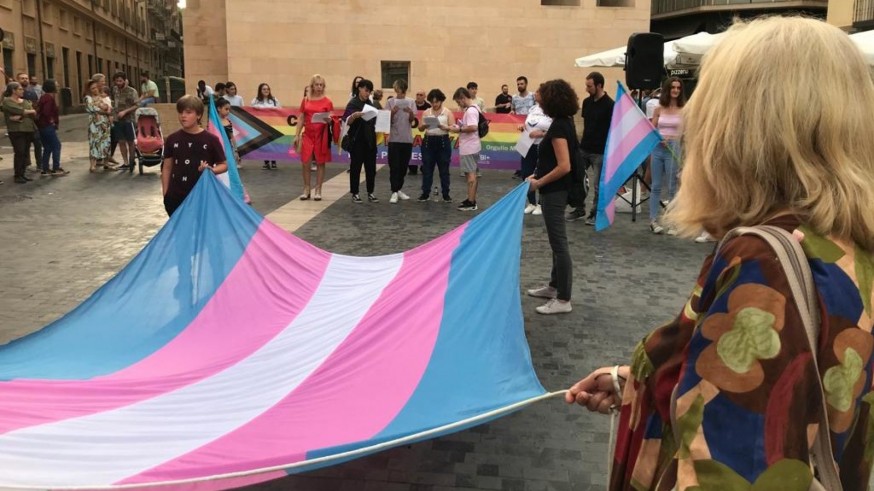 Colectivos LGTBI se concentran en Murcia para exigir la aprobación de la llamada Ley Trans