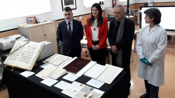Lorca, Guardiola, Riquelme y Olivares, muestran algunos documentos del archivo musical. ORM