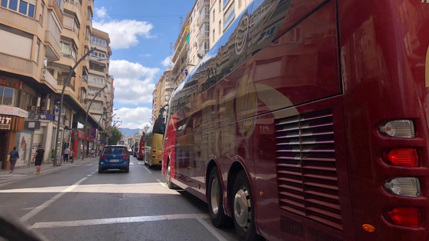 Caravana de autobuses, esta viernes en Murcia. ORM