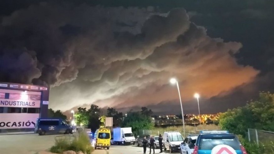 Levantan el confinamiento a los municipios afectados por la nube tóxica del incendio en Vilanova i la Geltrú