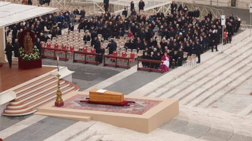 Miles de fieles acuden al funeral de Benedicto XVI en la plaza de San Pedro