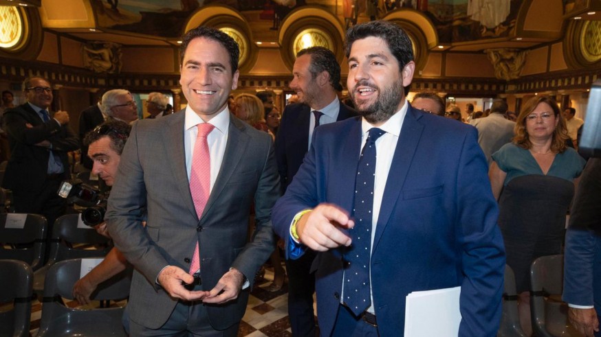 Teodoro García junto a López Miras este lunes en la Asamblea