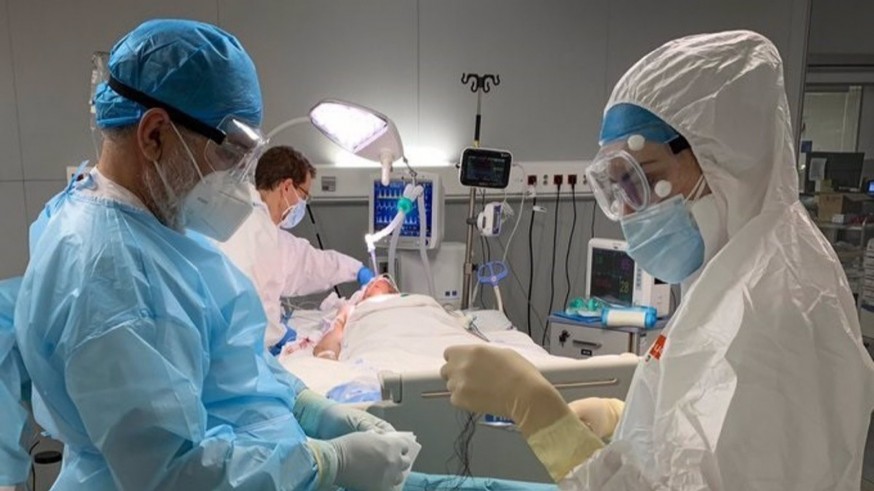 Sanitarios trabajando