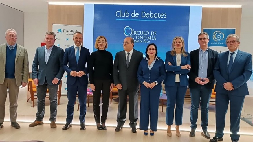 Patricia Jiménez conversa con algunos de los participantes del Club del Debate del Círculo de Economía de la Región de Murcia