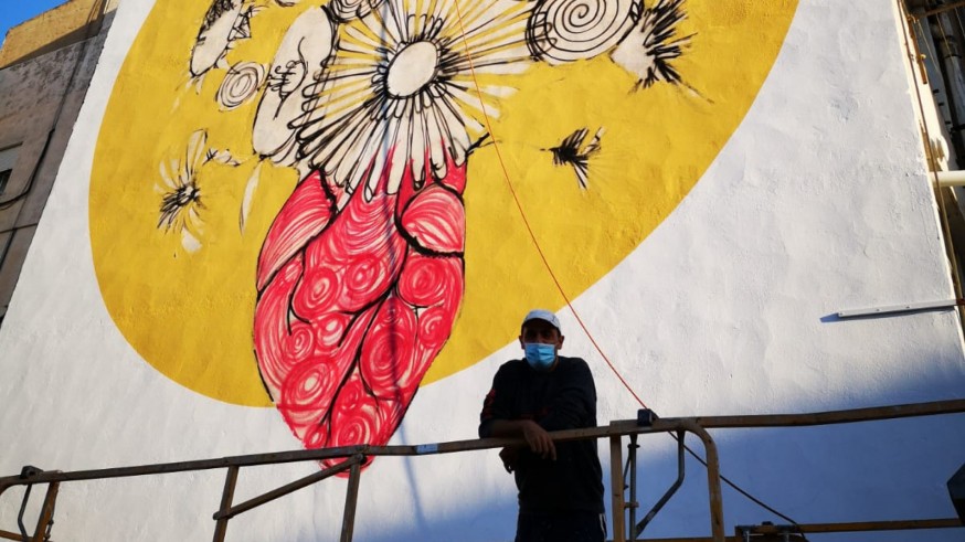 El artista Murfy, junto a su nuevo mural en Alhama