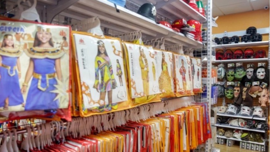 Avalada la suspensión de empleo y sueldo a un encargado de juguetería por sacar disfraces sin registrar