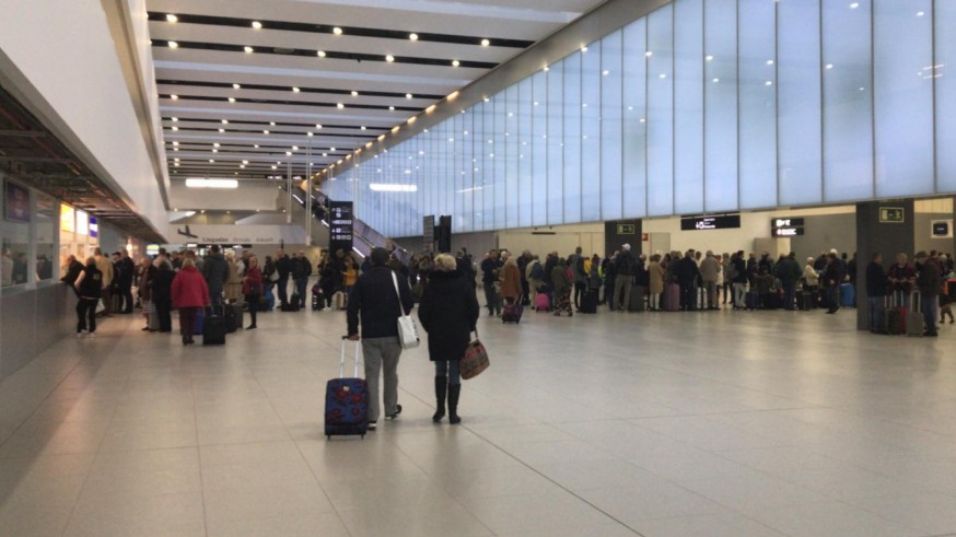 Usuarios del Aeropuerto de Corvera esperan para coger su vuelo