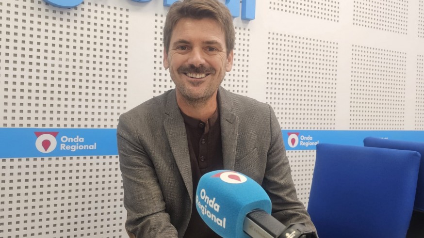 Cuando la chatarra se convierte en papel: Rafa Fuster lleva la 'Liturgia del desecho' a La Capilla de la UMU