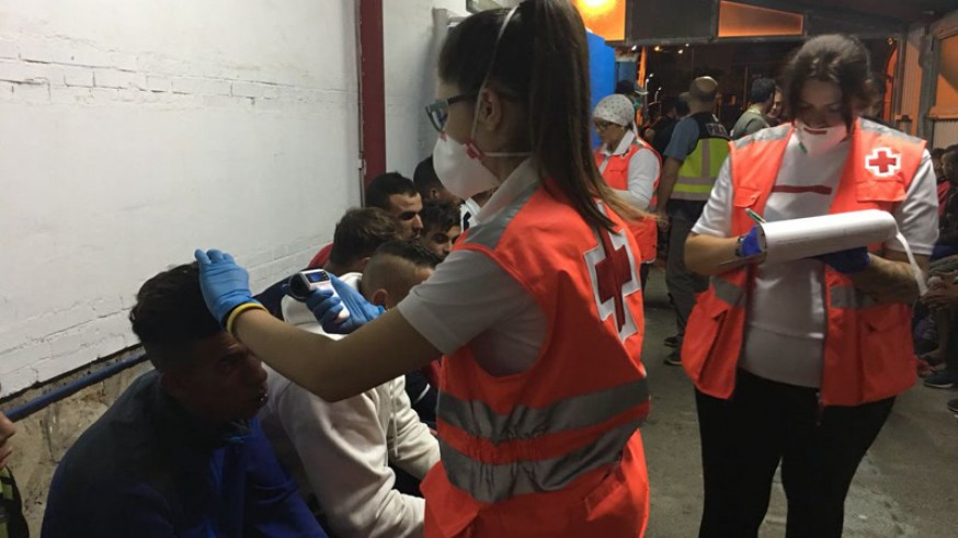 El equipo de emergencias de Cruz Roja atiende a los inmigrantes