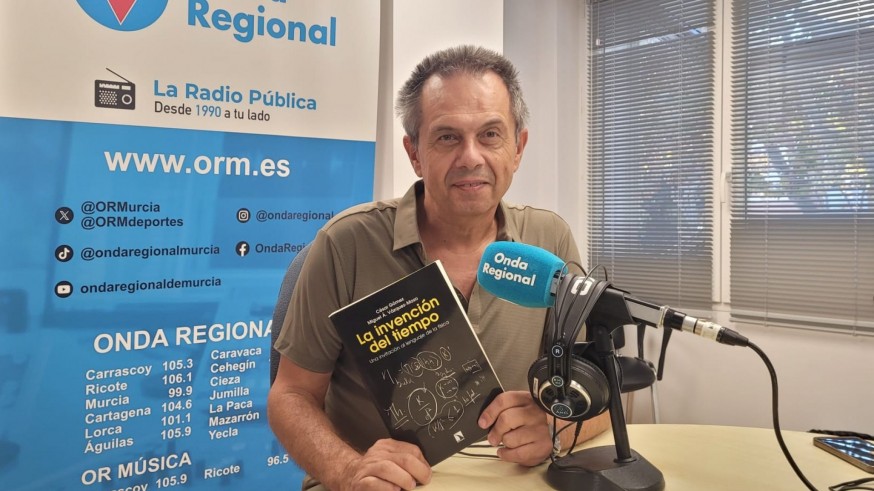 Mirando al cielo. ‘La invención del tiempo. Una invitación al lenguaje de la física’