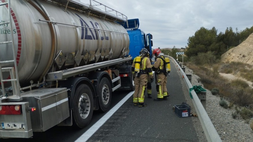 Bomberos contienen una fuga de un camión que transportaba ácido nítrico por la A-7