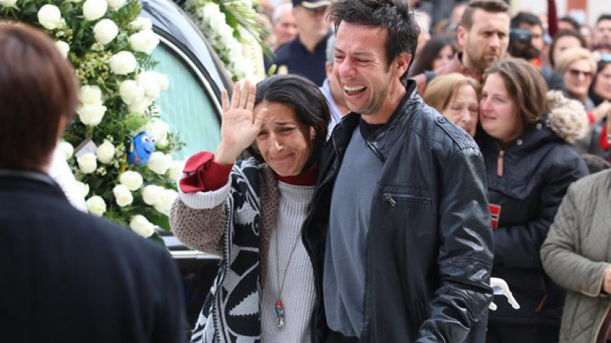 Los padres de Gabriel, saliendo de la misa funeral celebrada en Almería