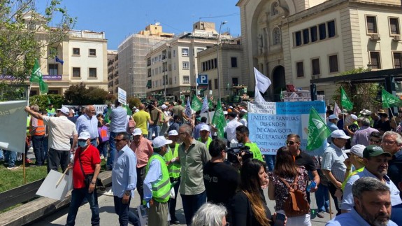 Los regantes se concentran en Alicante contra el recorte al Tajo-Segura: "Defendamos la huerta de Europa"