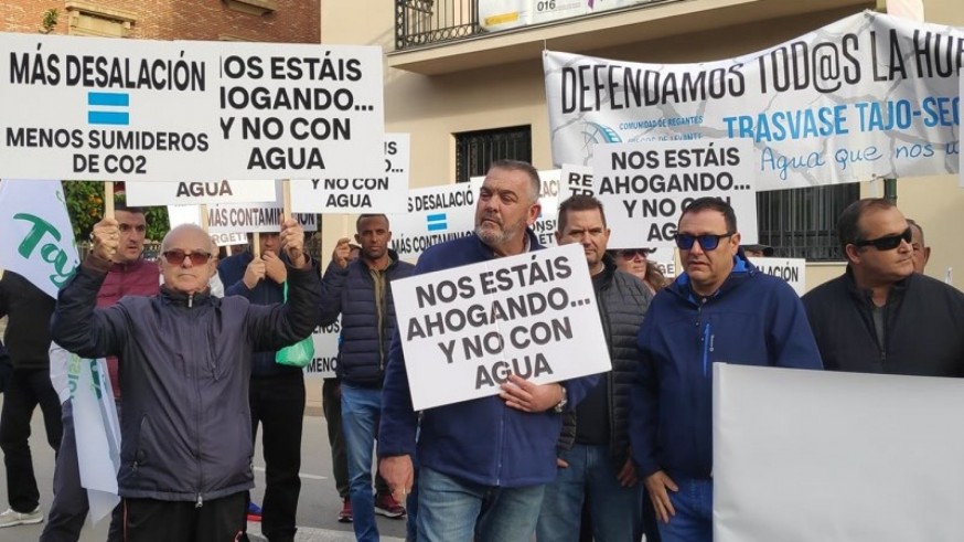 GALERÍA | Protesta de los regantes frente a la Delegación del Gobierno