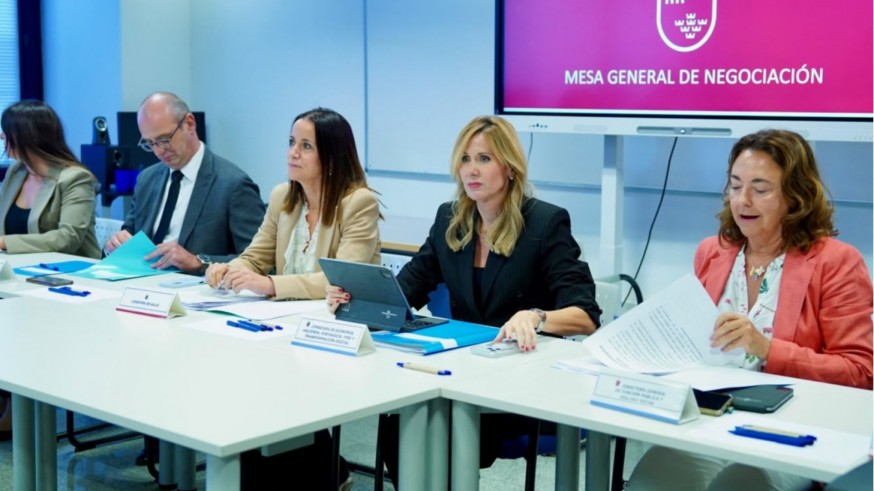 Salud acuerda mejoras laborales para todos los profesionales sanitarios 