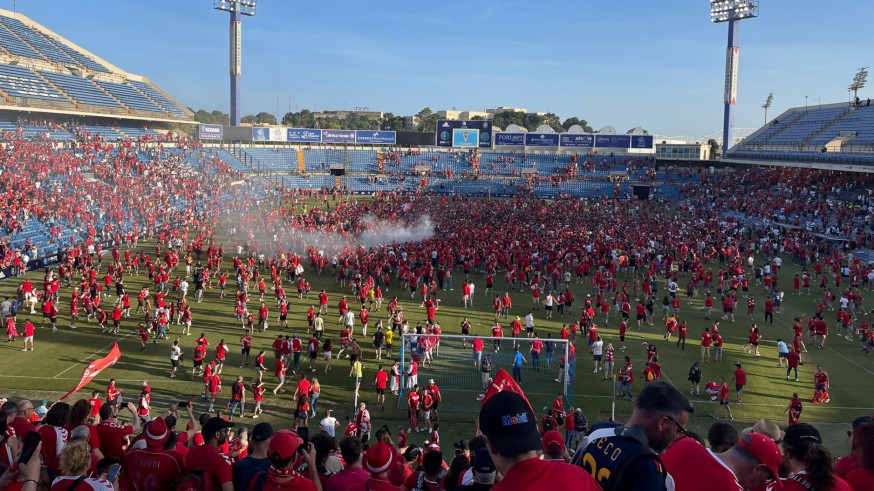 Invasión de campo de los aficionados del Real Murcia