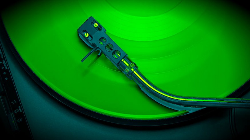 Disco de vinilo y brazo de tocadiscos