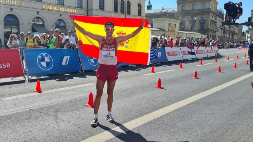 Miguel Ángel López, tras ganar el Europeo de 35 km. Foto: RFEA