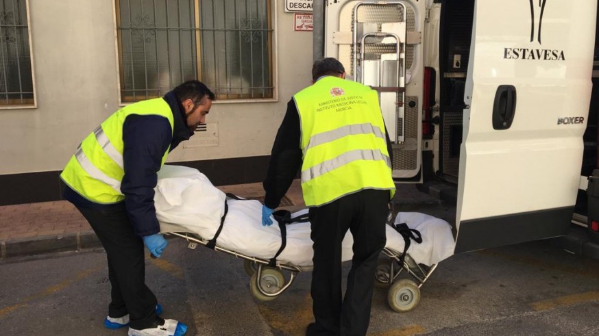 Servicios funerarios trasladan el cuerpo del hombre fallecido