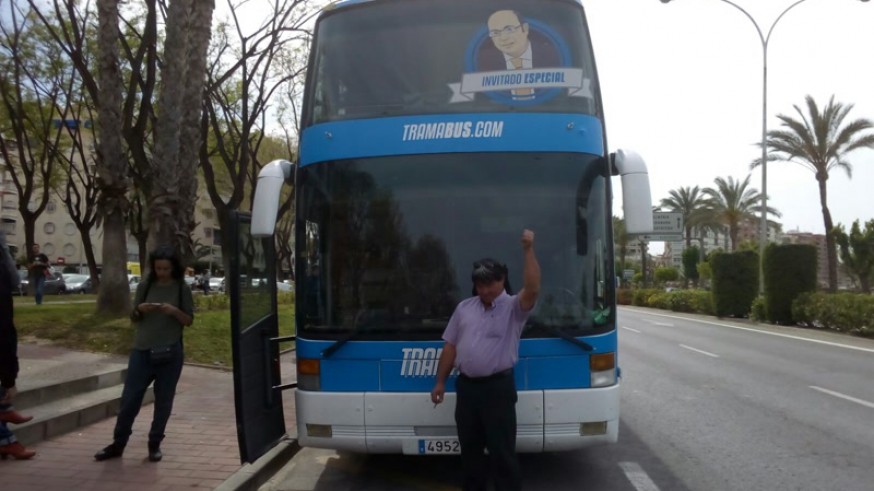 Imagen del autobús denuncia de Podemos 