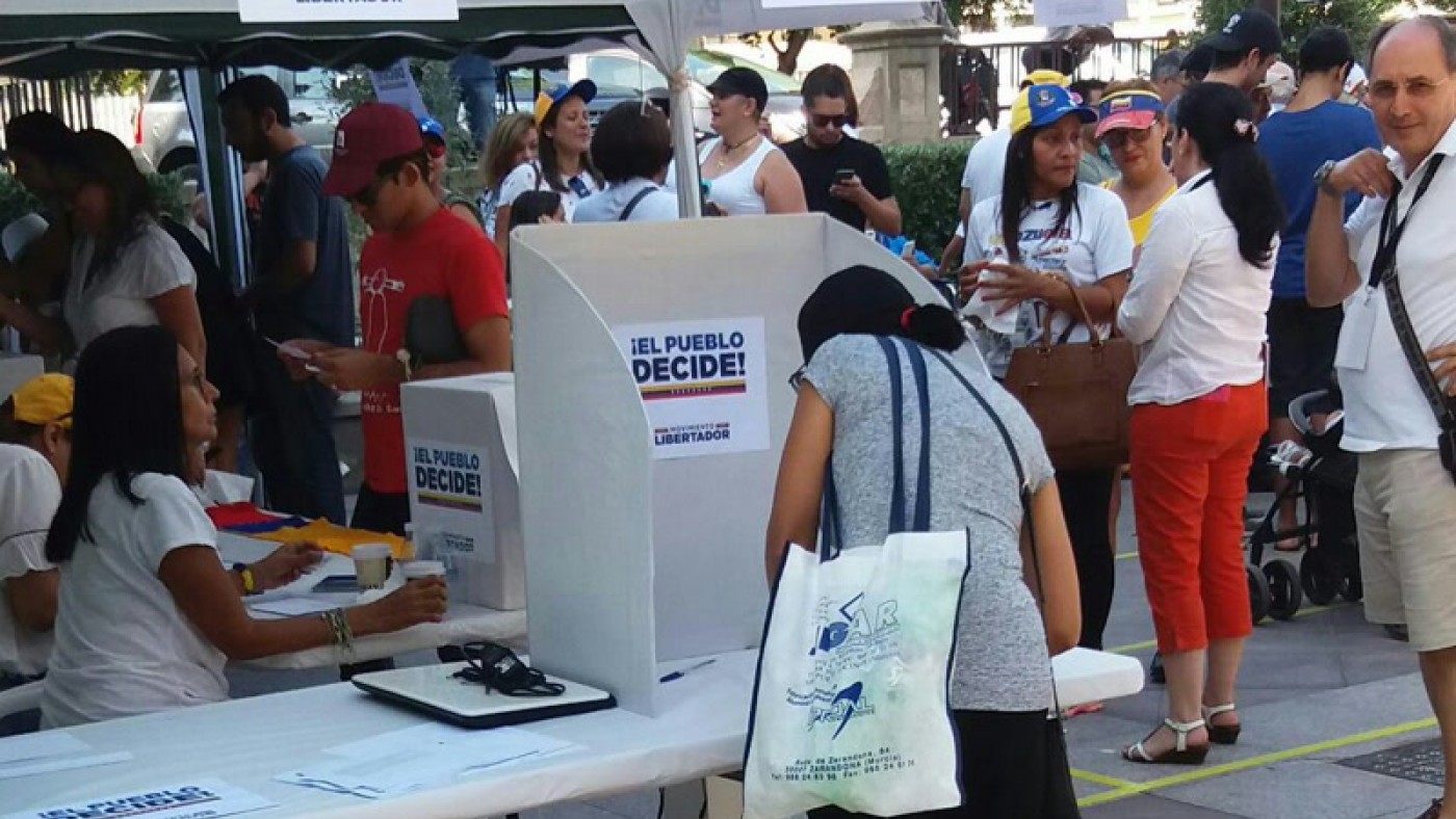 Venezolanos votando en las urnas instaladas en La Glorieta (Murcia)