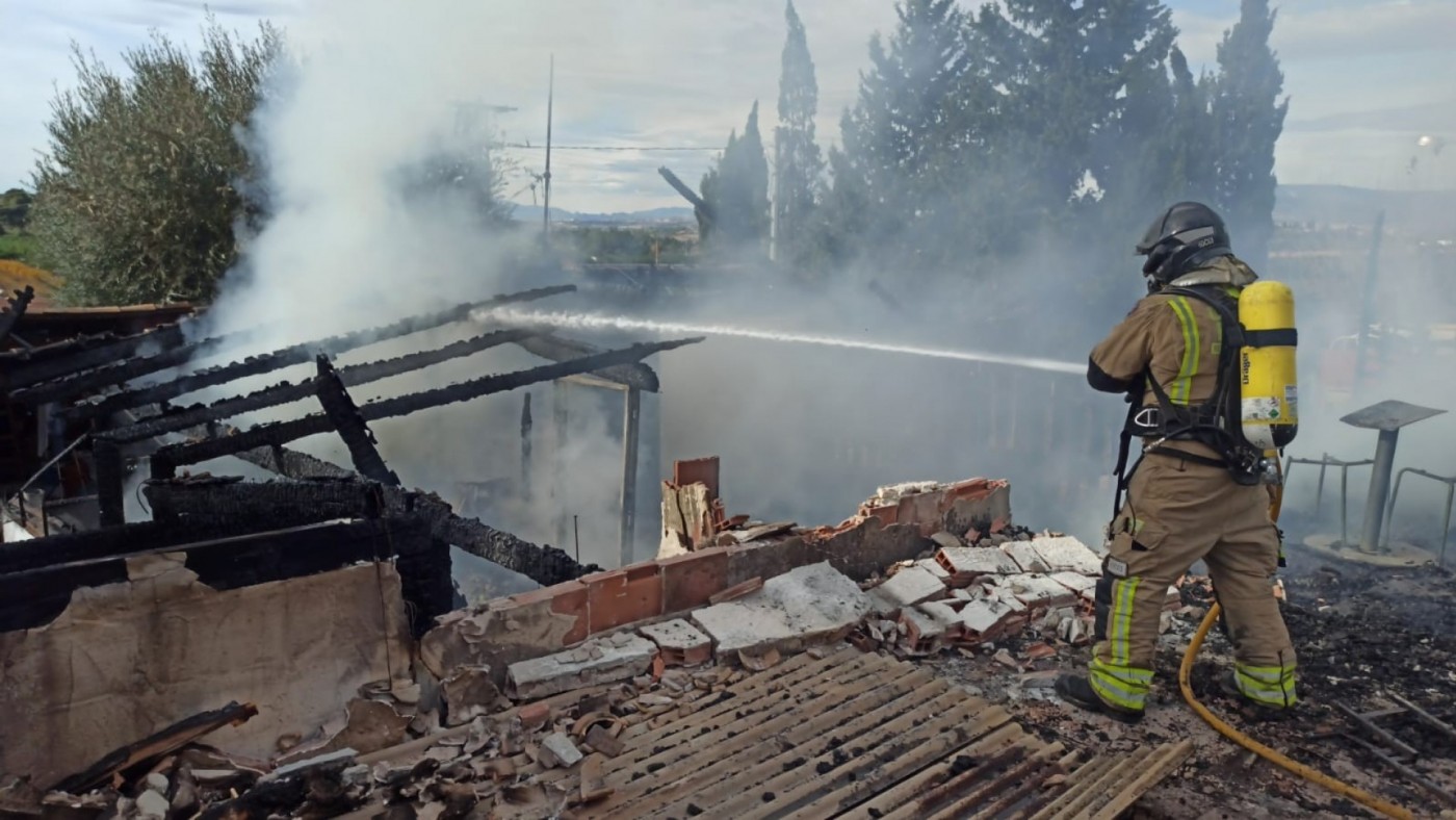 Arde una vivienda de madera en Matanzas