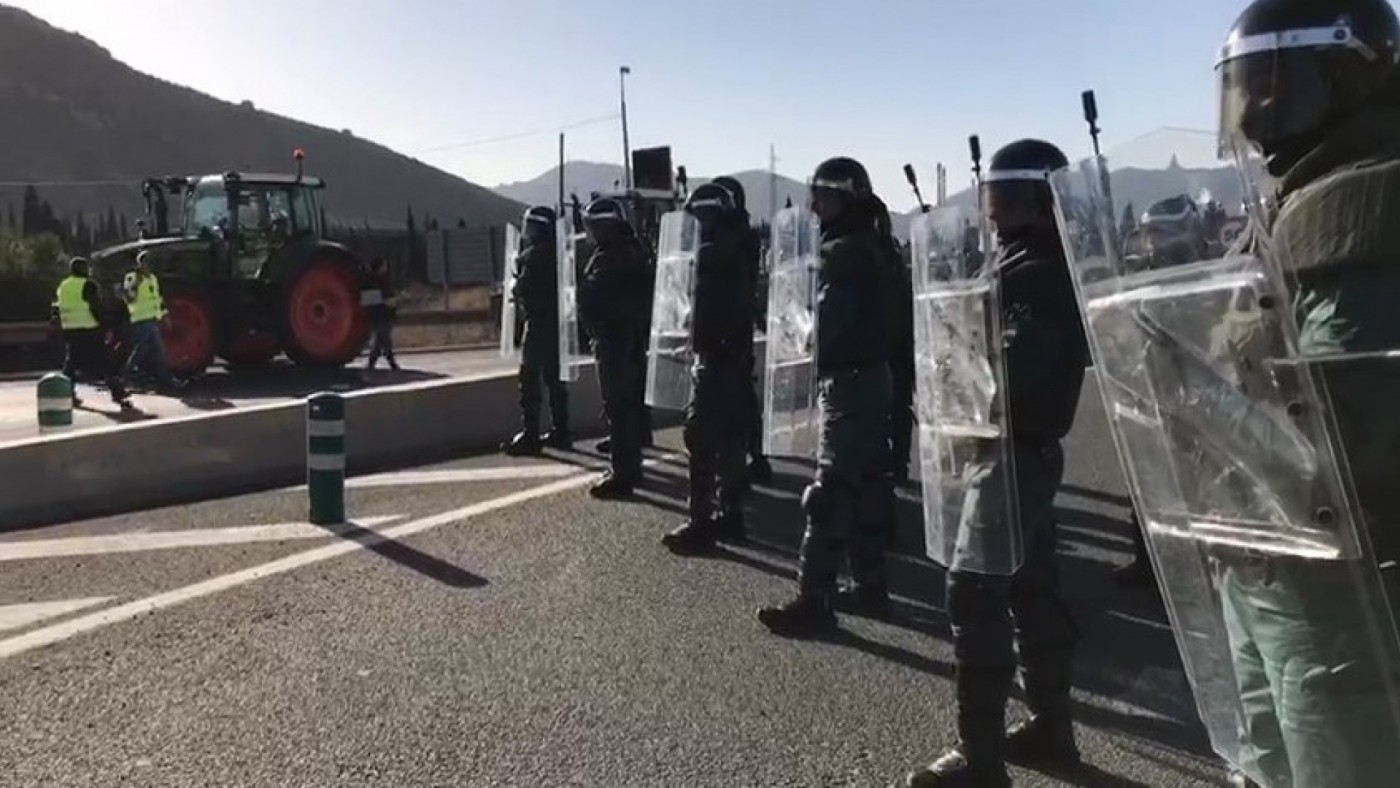 Guardia Civil exige a los agricultores que desbloqueen el paso de camiones de combustible en Escombrerasv