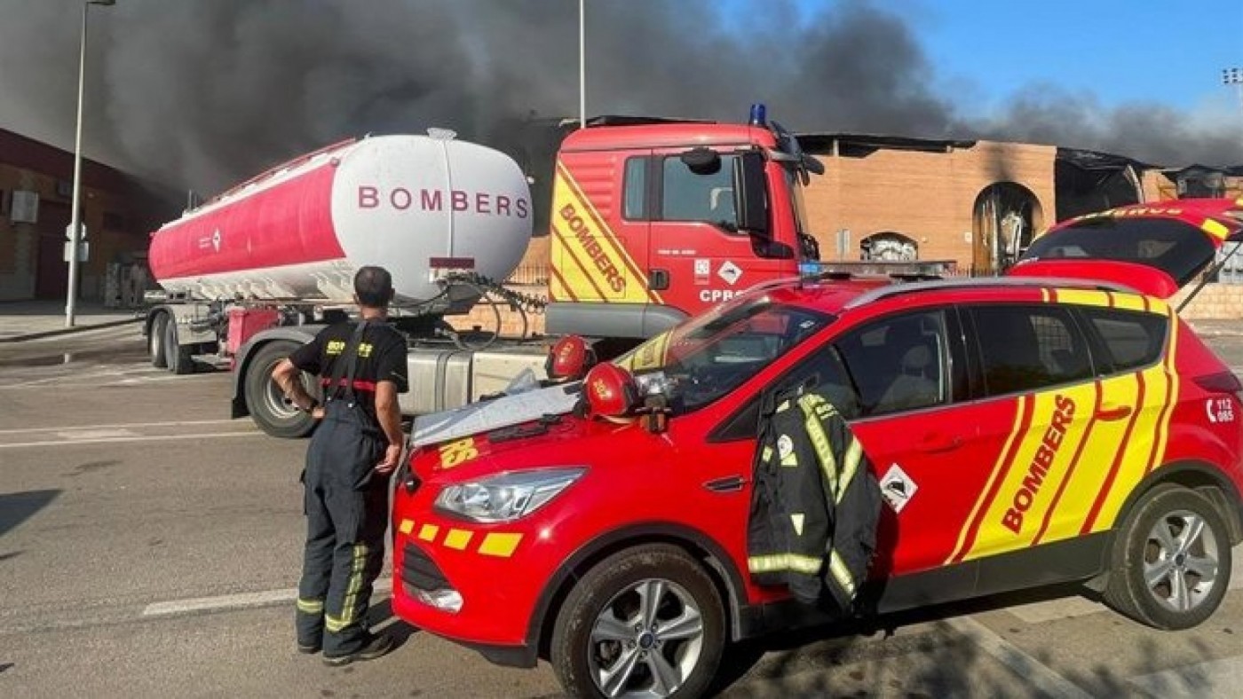 Un incendio industrial afecta a varias naves en Vinaròs