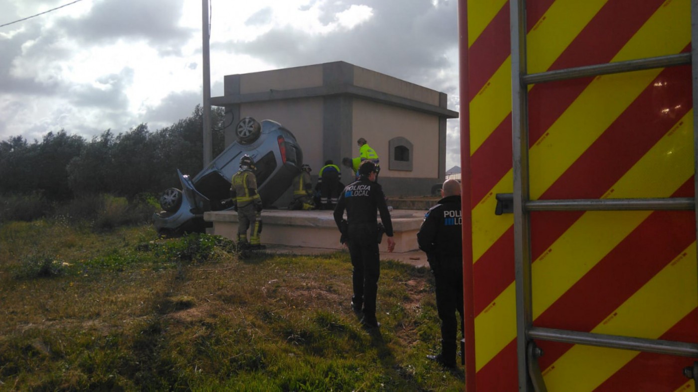Madre e hija resultan heridas al volcar su coche en una rotonda de acceso a un centro comercial de San Javier