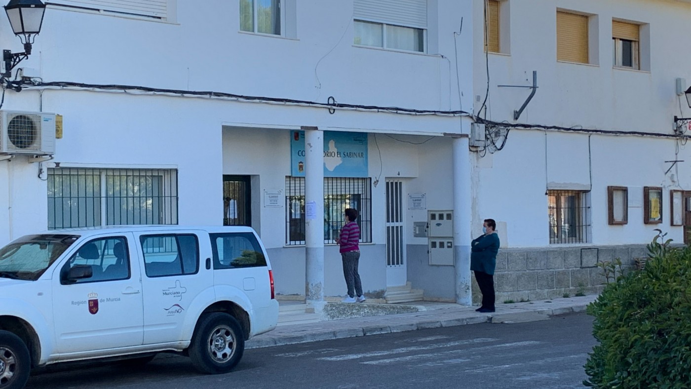 Vecinos a la espera de la prueba PCR en El Sabinar.