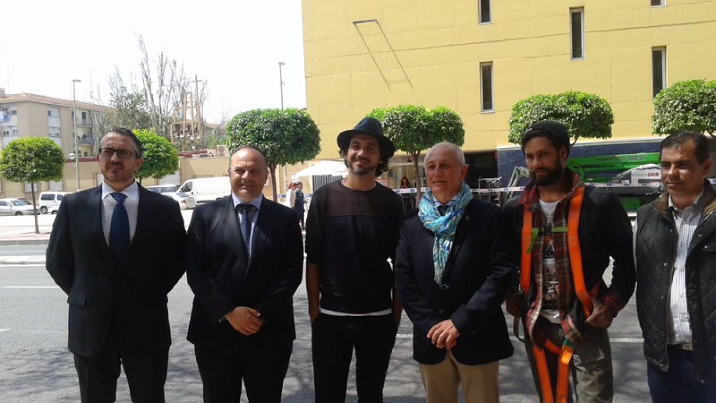 Eduardo Kobra con las autoridades en Murcia.