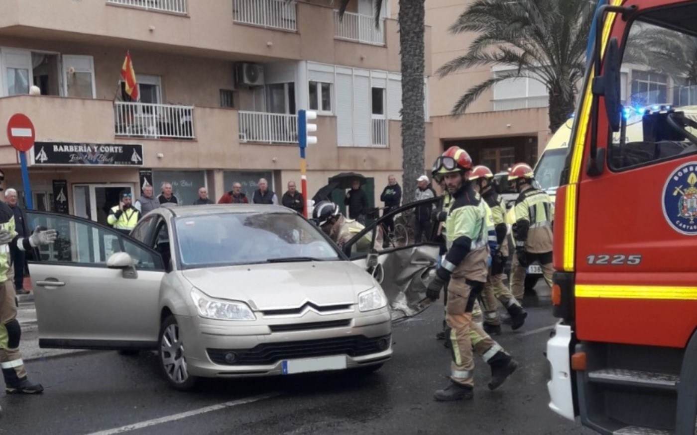 Rescatan a un conductor tras chocar contra un furgón en La Manga