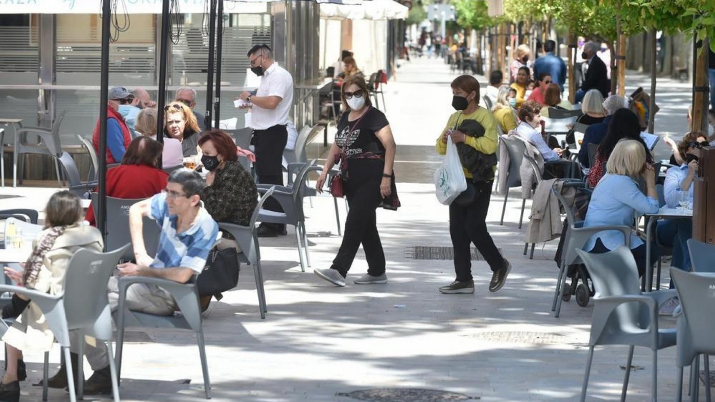 Gente en una terraza en Murcia