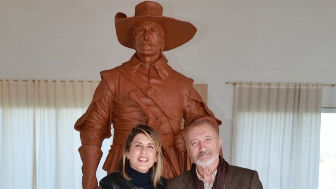 Cartagena rinde homenaje al capitán Alatriste con un monumento único en España