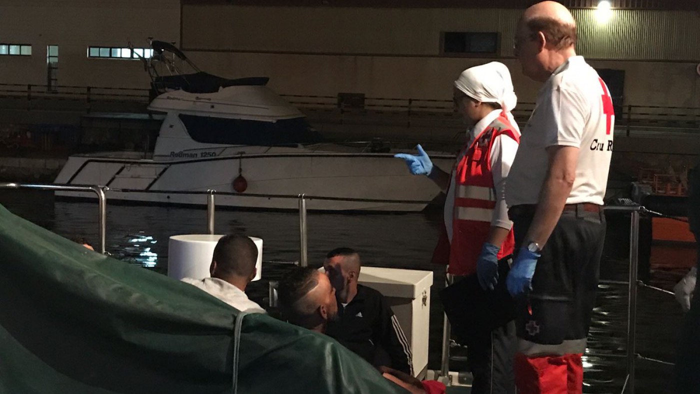 Cruz Roja atiende a los inmigrantes llegados a puerto