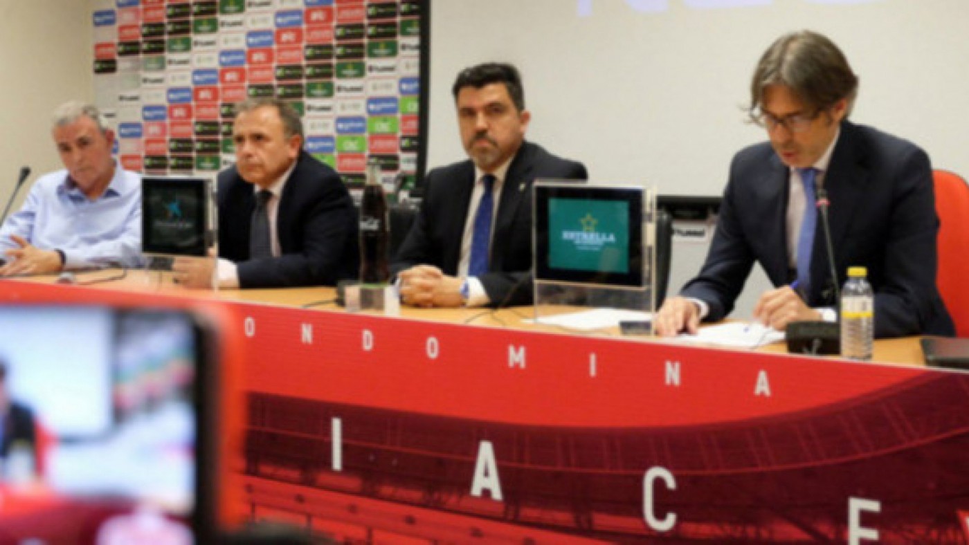 Francisco Cobacho (a la derecha) en una rueda de prensa. Foto: Real Murcia