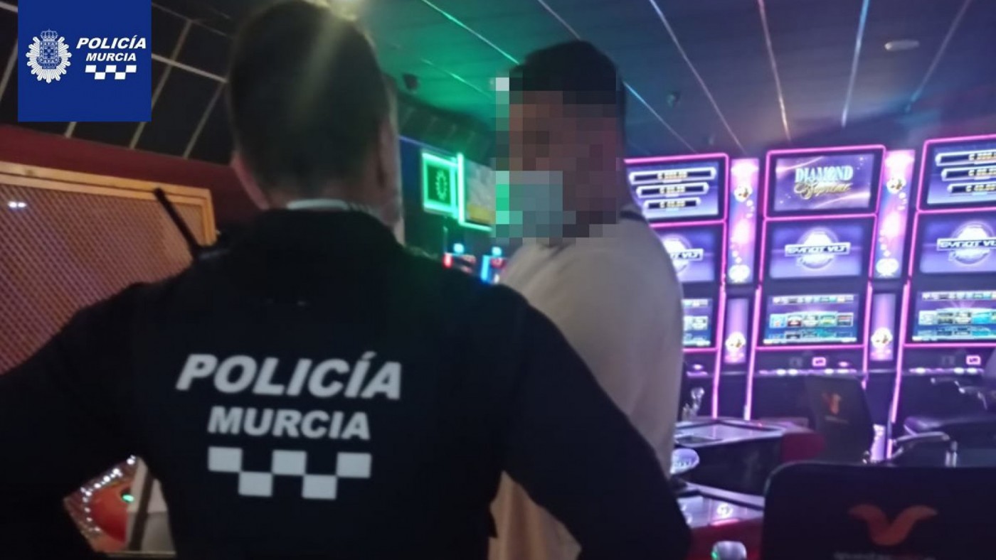 La Policía el interior de uno de los salones denunciados