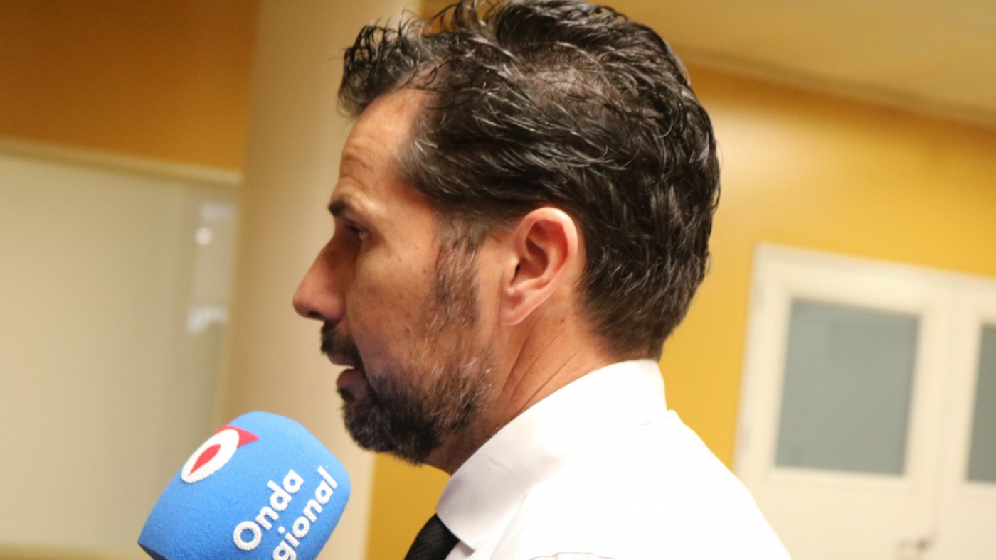 Mario Gómez atiende a los micrófonos de Onda Regional