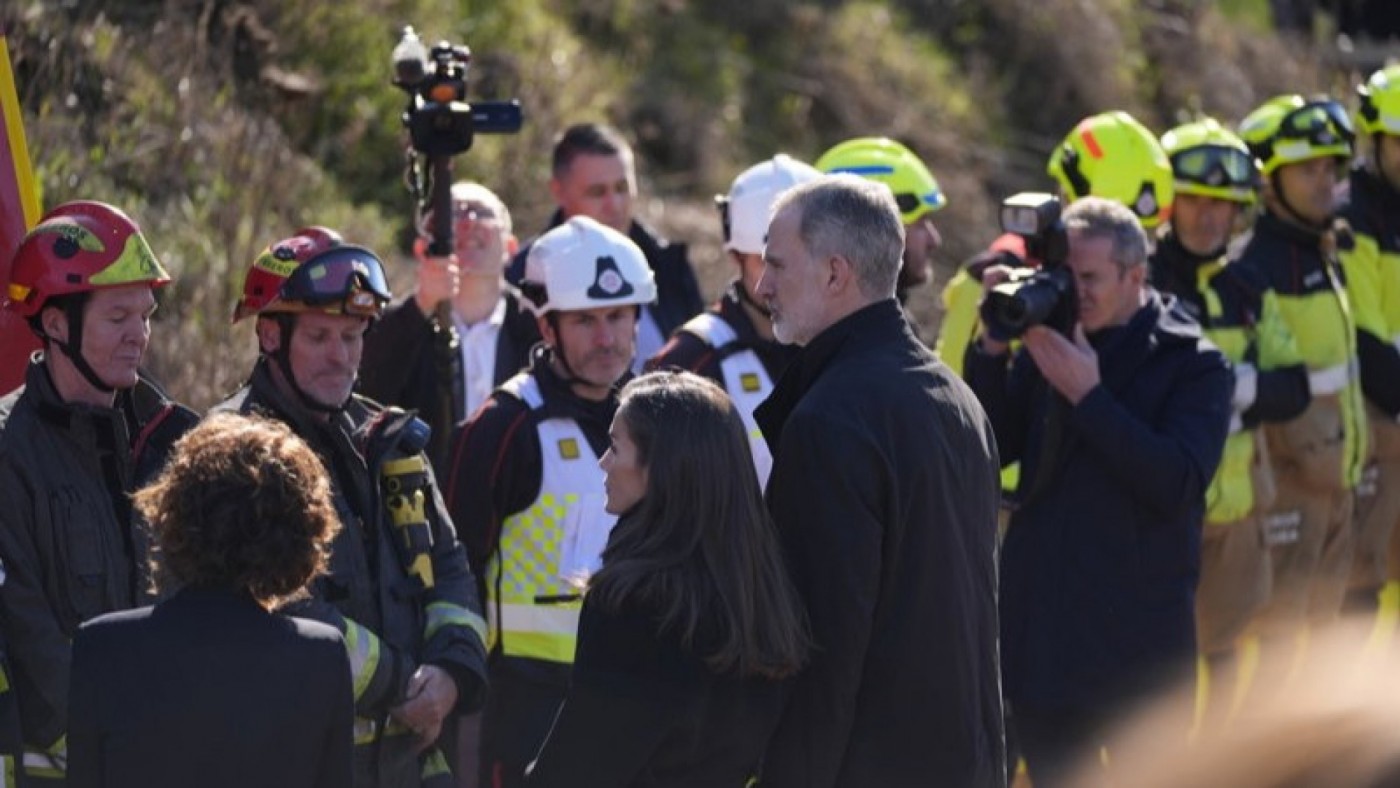 Los reyes muestran a los familiares de las víctimas de Adamuz "el cariño de todo el país"