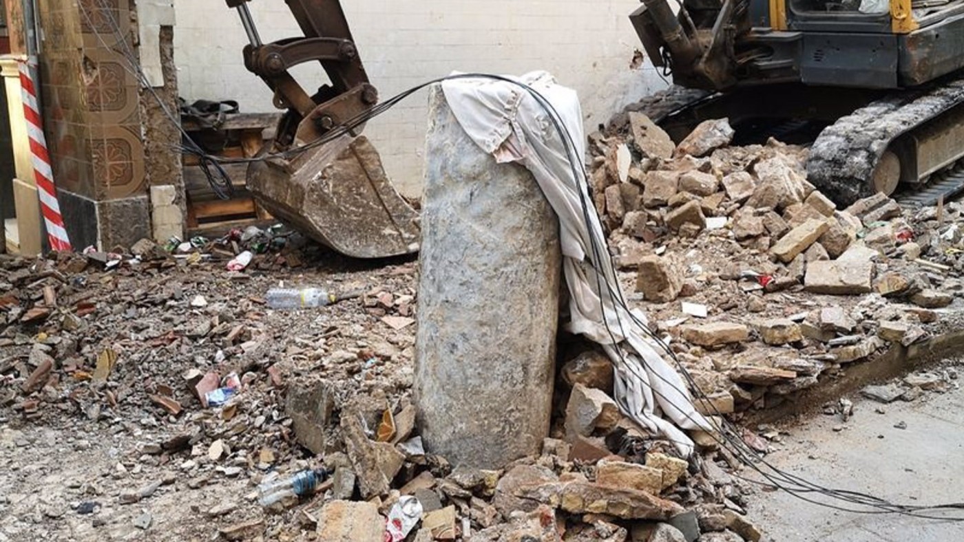 Recuperan una columna romana durante el derribo de un edificio del centro histórico de Cartagena