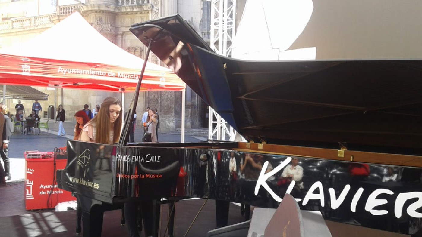 Una pianista en la Plaza de Belluga.