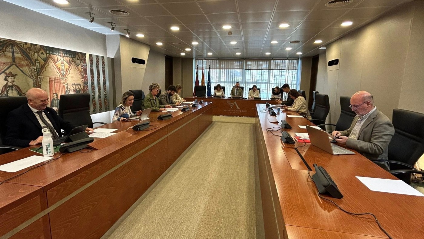 Los grupos de la oposición en la Asamblea Regional reclaman un plan urgente de climatización escolar