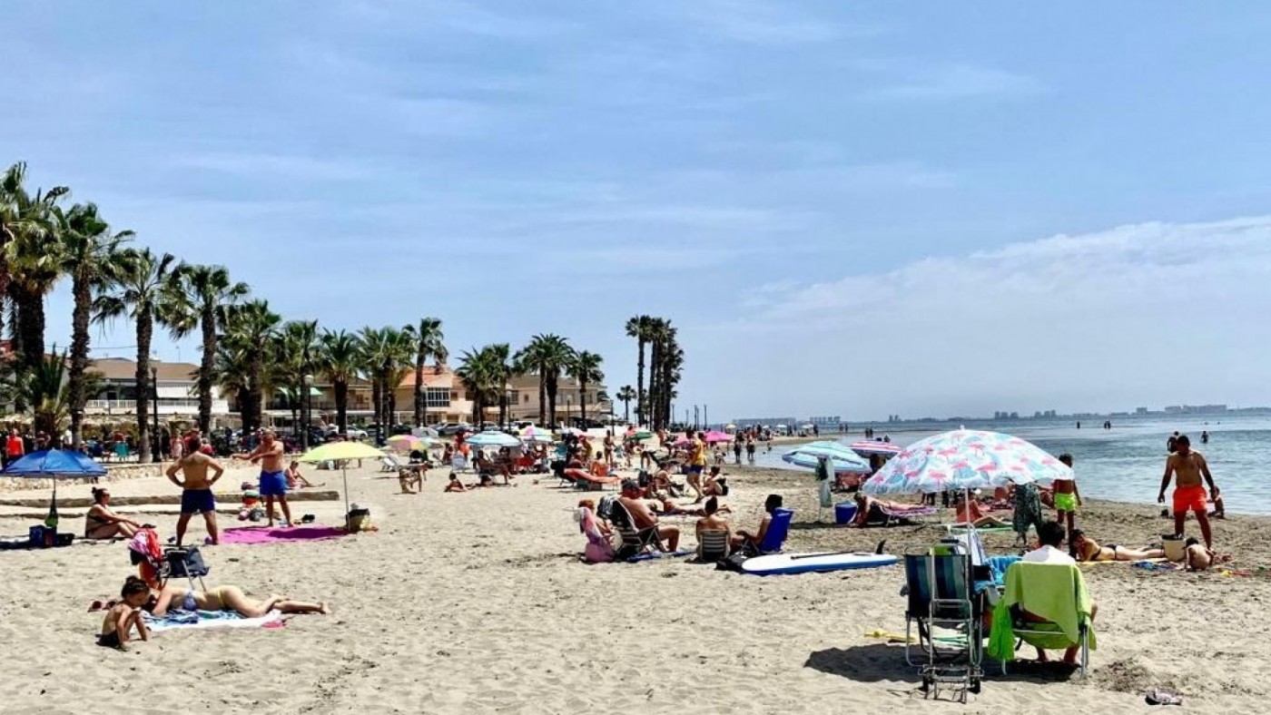 Miles de visitantes inundan el Mar Menor esta Semana Santa